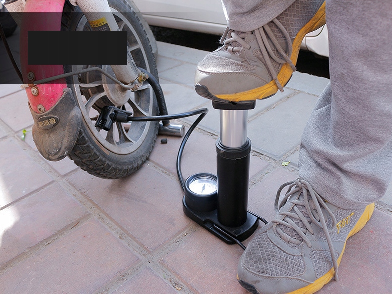 POMPKA NOŻNA Z MANOMETREM DO ROWERU SAMOCHODU - obrazek 6