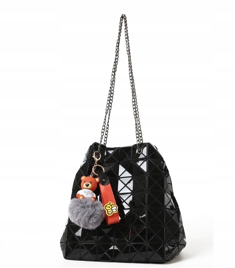 Damska torebka czarna z łańcuszkiem na ramię